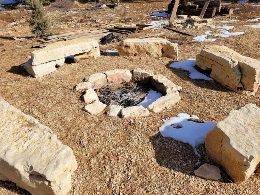 Log Zion Retreat. Walking Distance To East Zion Trails *