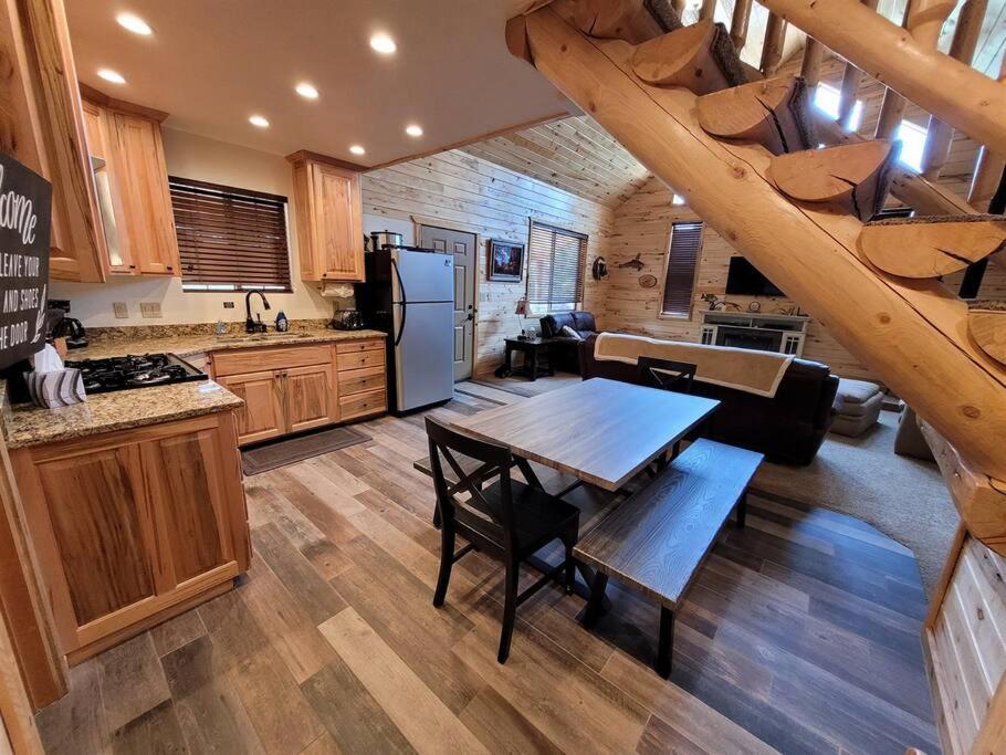 Log Zion Retreat. Walking Distance To East Zion Trails *
