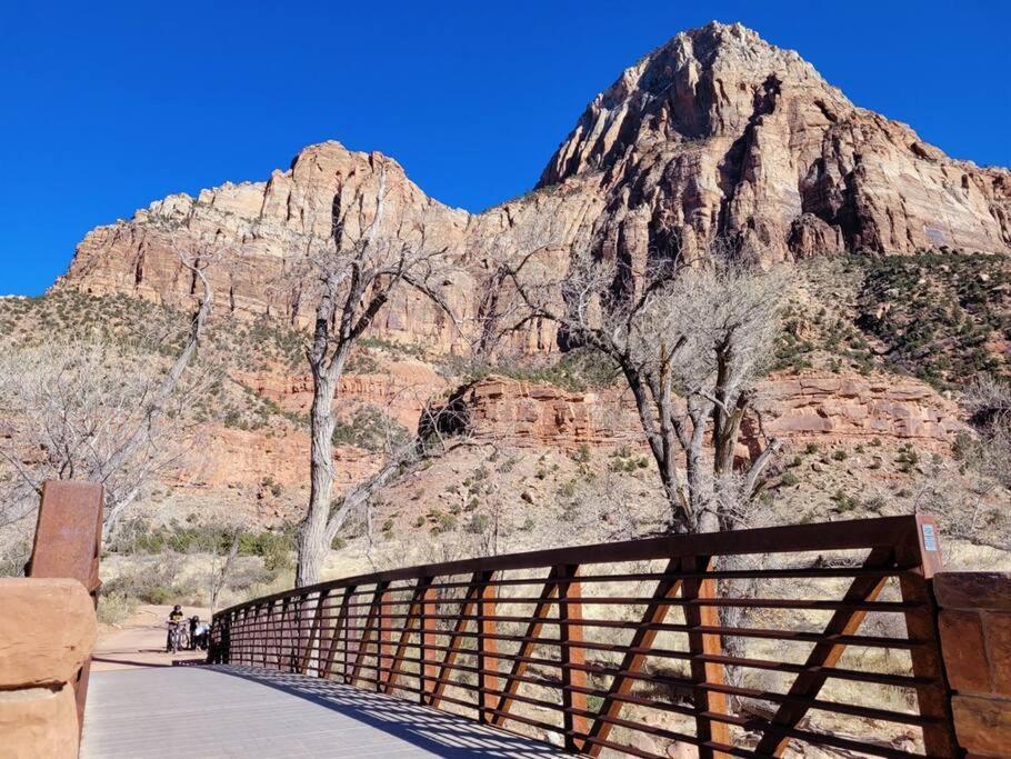 Log Zion Retreat. Walking Distance To East Zion Trails Holiday home